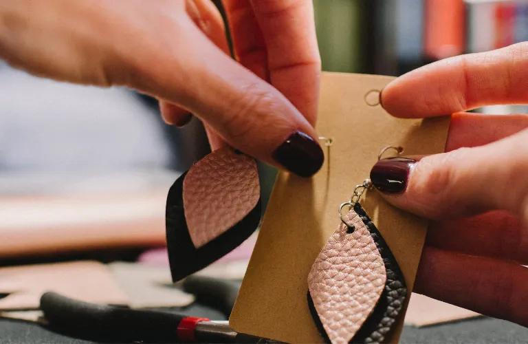 Boucles d'oreilles feuille en cuir bicolore rose et noir faites main — Fait main par nkjo