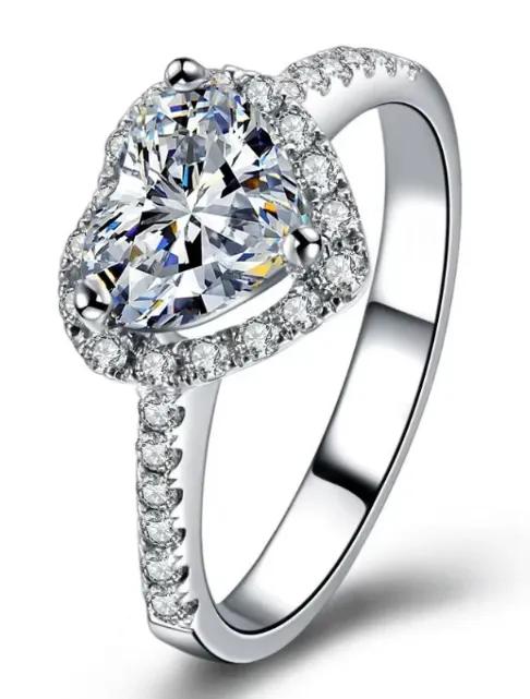 Bague cœur en métal argenté ornée de pierres scintillantes, style romantique et halo brill — Création originale par Woofzy